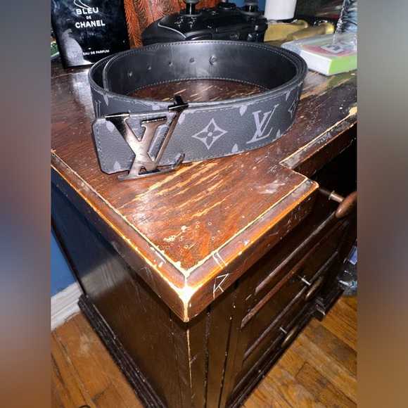 Louis Vuitton Matte black belt reverse able - Picture 2 of 4